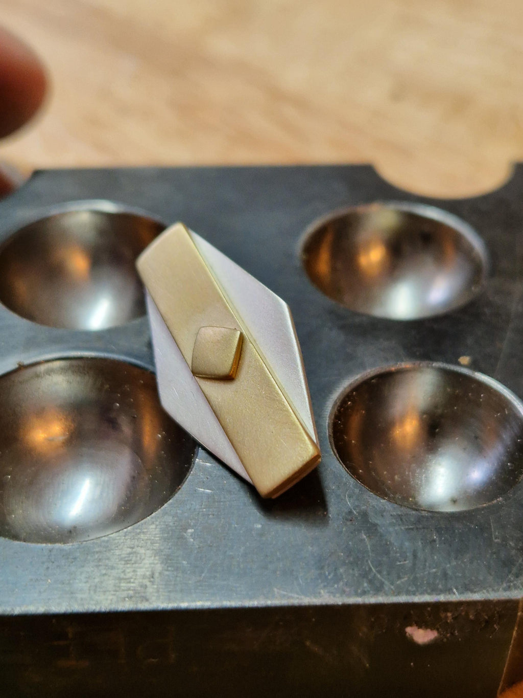 Andor Varian Skye Ghorman tie/lapel pin