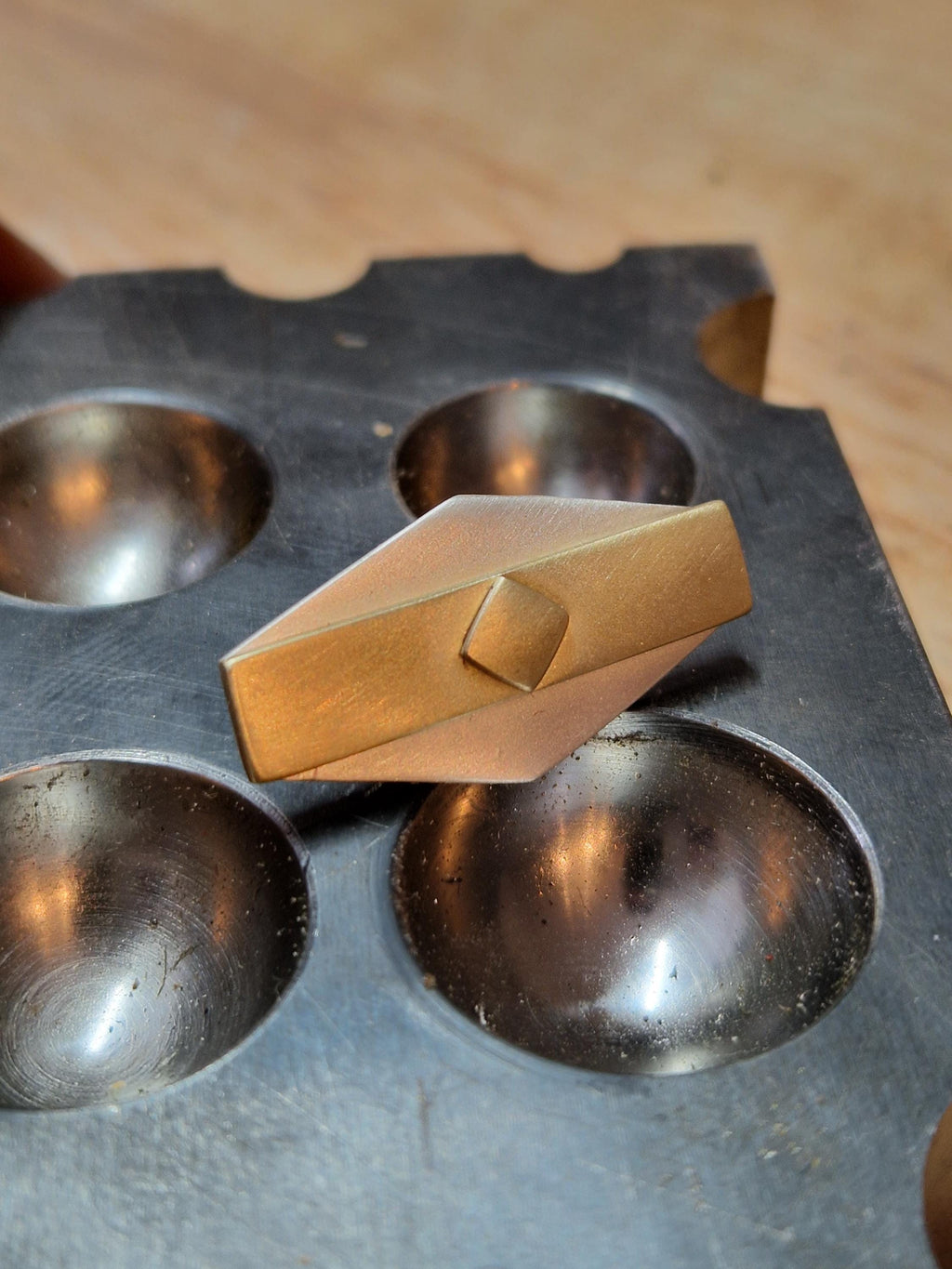 Andor Varian Skye Ghorman tie/lapel pin