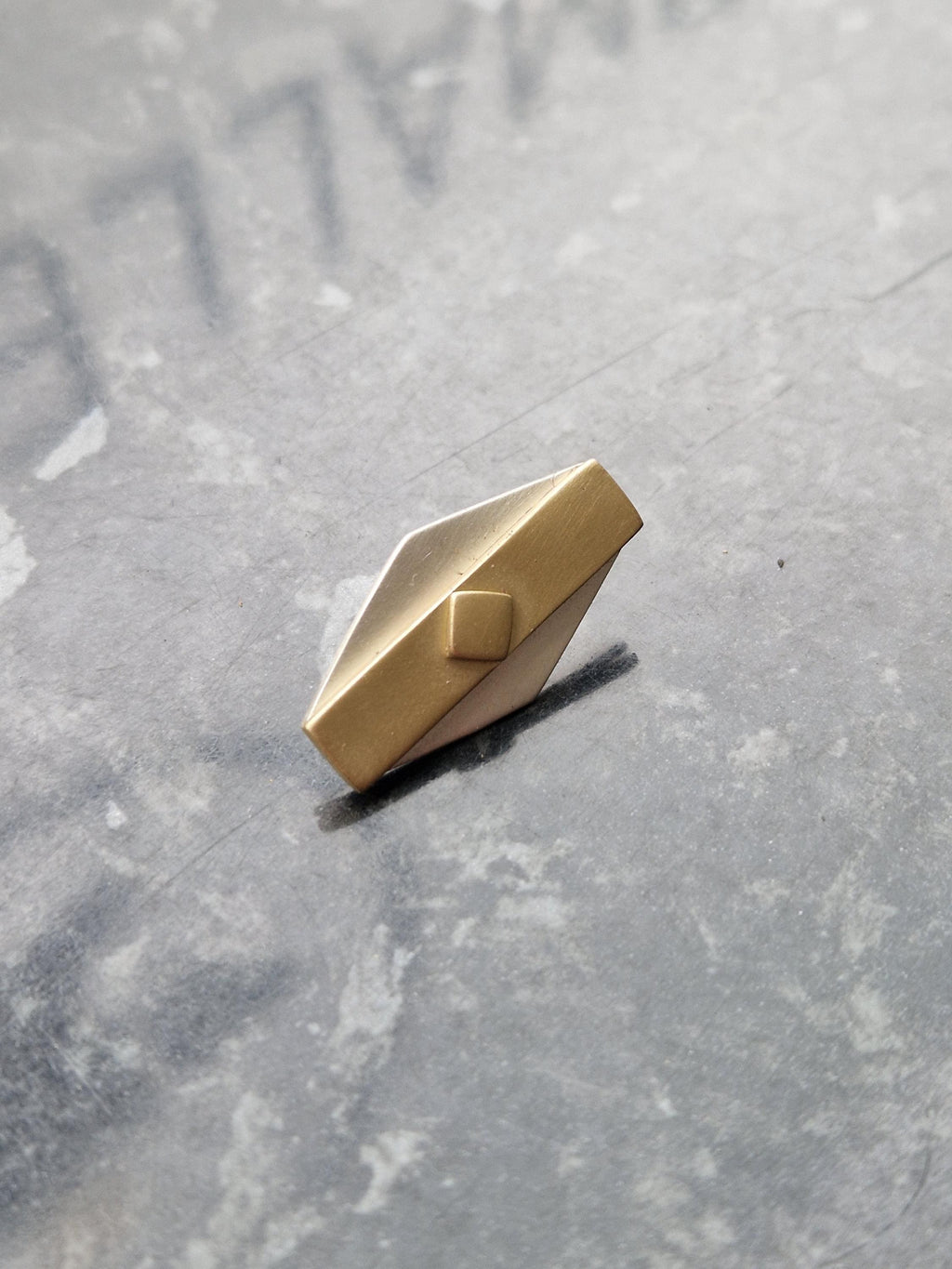 Andor Varian Skye Ghorman tie/lapel pin