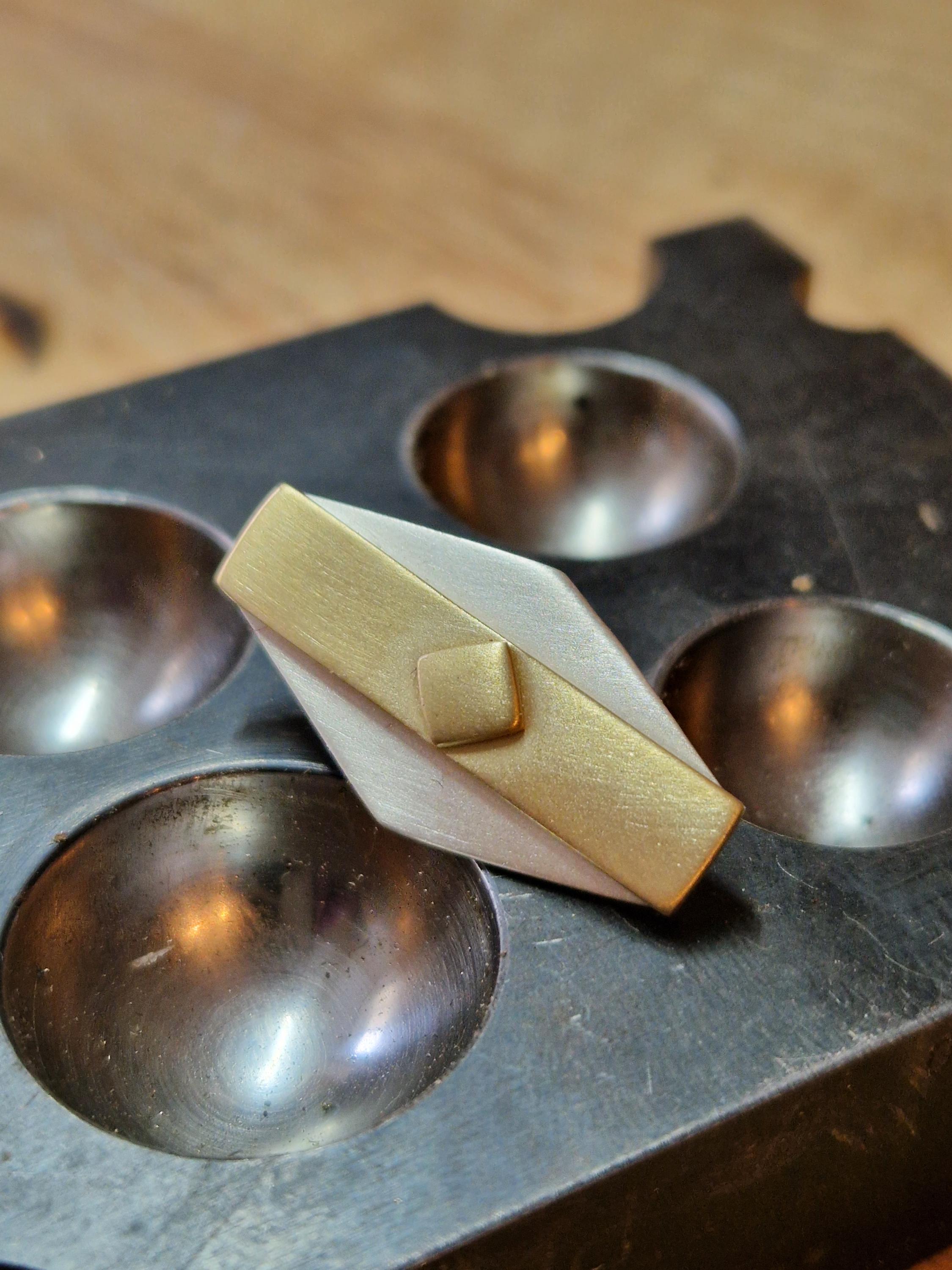 Andor Varian Skye Ghorman tie/lapel pin